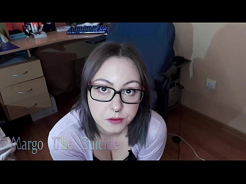 ❤️ Σέξι κορίτσι με γυαλιά πιπιλίζει Dildo βαθιά στην κάμερα ❌ Σεξ βίντεο ❌️